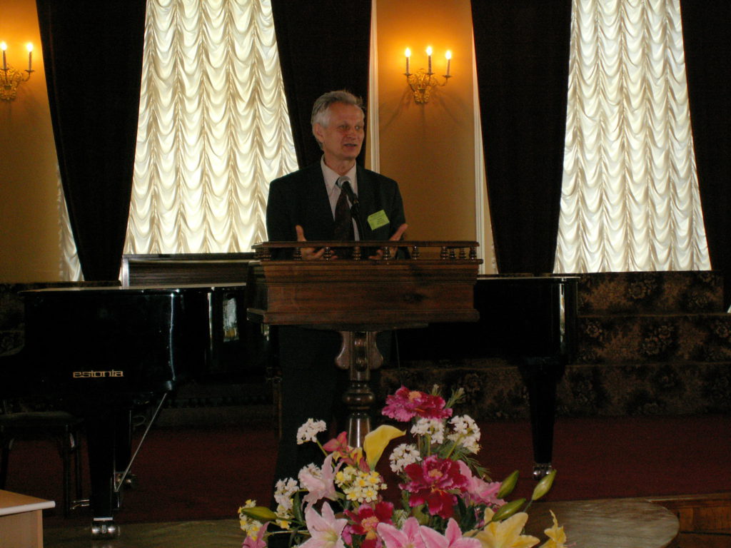 Бузник В.М. на открытии первой конференции Актуальные проблемы радиофизики в 2006 г.